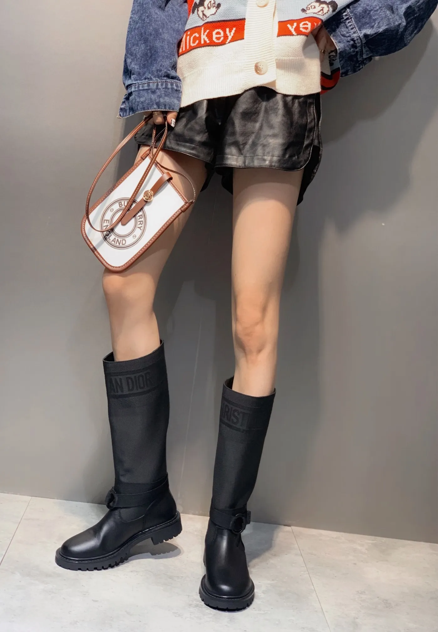 👟👟Ex-factory price 600👟👟 The latest 2024 Dior/Dior autumn and winter catwalk model. The original version is 1:1. In terms of boots, the biggest highlight of this season’s brand fashion show is this boot. The color-blocking design is unique and versatile. Exclusive mold opening. The heel height is 3cm. They are so beautiful on the feet! Fabric, calfskin, lining, sheepskin lining, outsole, TPU bottom ☑Number of yards: 35-40, (41 custom-made, non-returnable and non-exchangeable) high boots